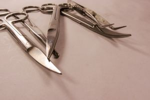 Tesoura cirúrgica: entenda como a ferramenta é usada