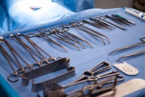 Como escolher uma tesoura cirúrgica para sutura?