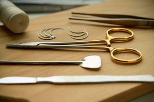 Tesoura cirúrgica pequena: onde deve ser usada?